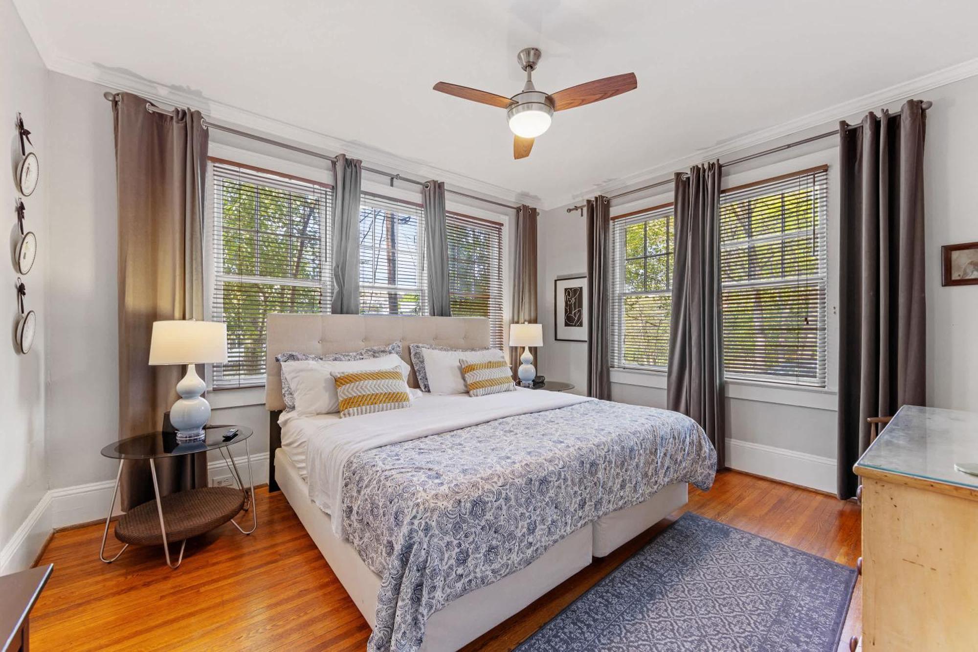 Holiday home Contemporary 2br In Myers Park With Screened Porch *