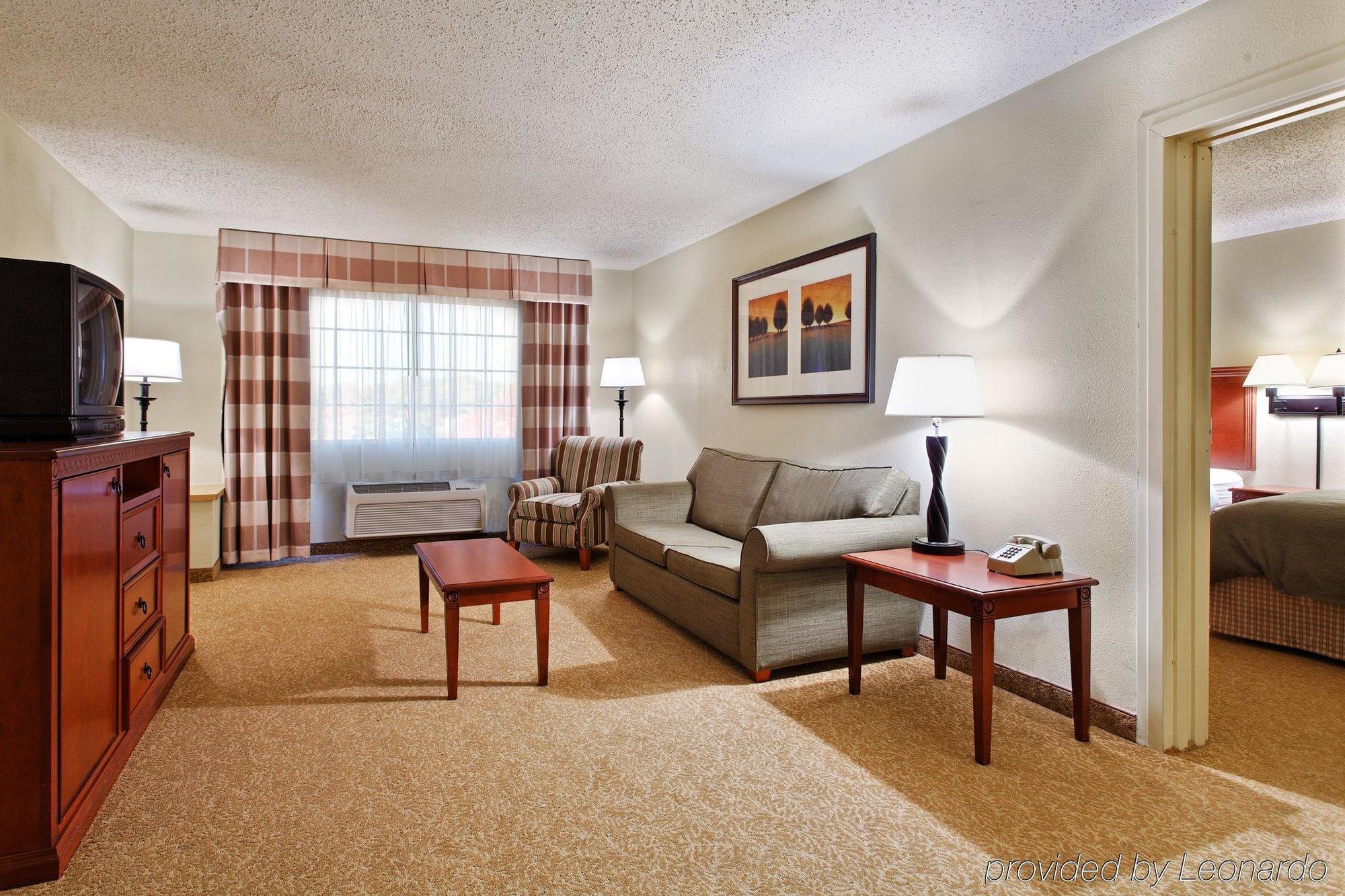 Country & By Radisson, I-85 Airport, Nc 2*