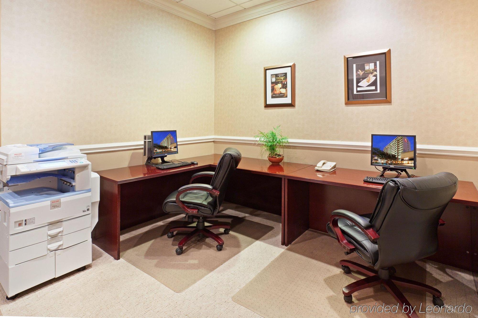 Hotel Fairfield & By Marriott Uptown 3*