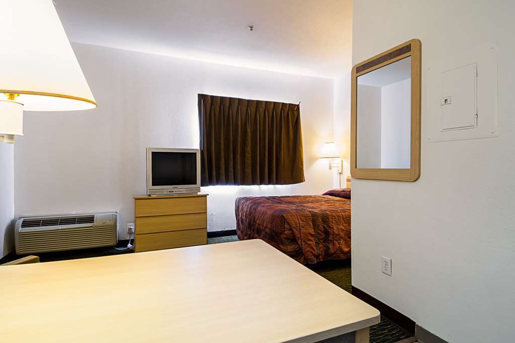 Studio 6 Airport 2*