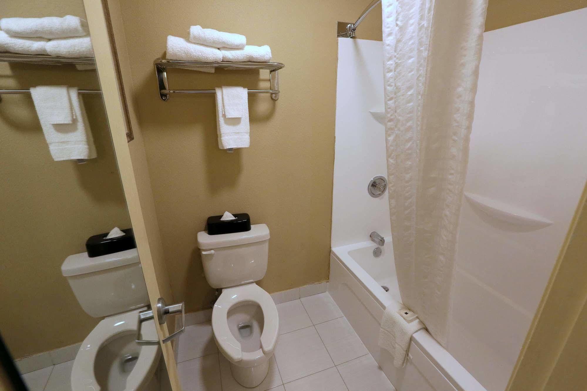 Country & By Radisson, I-85 Airport, Nc 2*