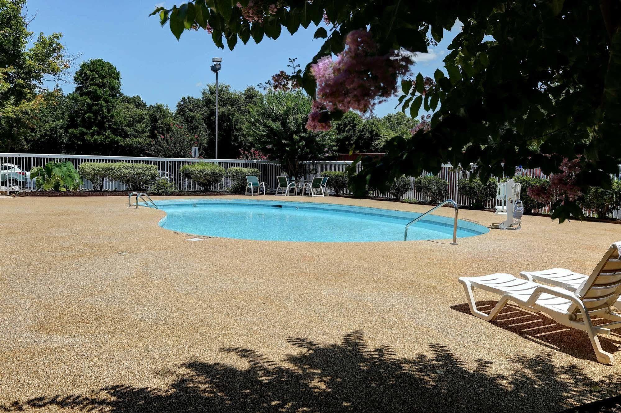 Country & By Radisson, I-85 Airport, Nc 2*