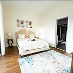 Luxury Apartment Uptown Wi-Fi Gym Pool Shops Food! Apt 228