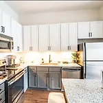 Luxury Apartment Uptown Wi-Fi Gym Pool Shops Food! Apt 228