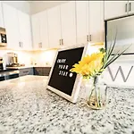 Luxury Apartment Uptown Wi-Fi Gym Pool Shops Food! Apt 228