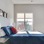 Uptown 1 Bedroom Apt With Balcony By Frontdesk