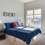 Uptown 1 Bedroom Apt With Balcony By Frontdesk