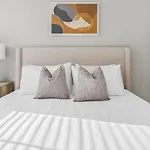 Landing Modern Apartment With Amazing Amenities