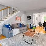 Cozy & Charming Home, Minutes To Everything!