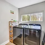 Cozy House W Hot Tub & Big Yard