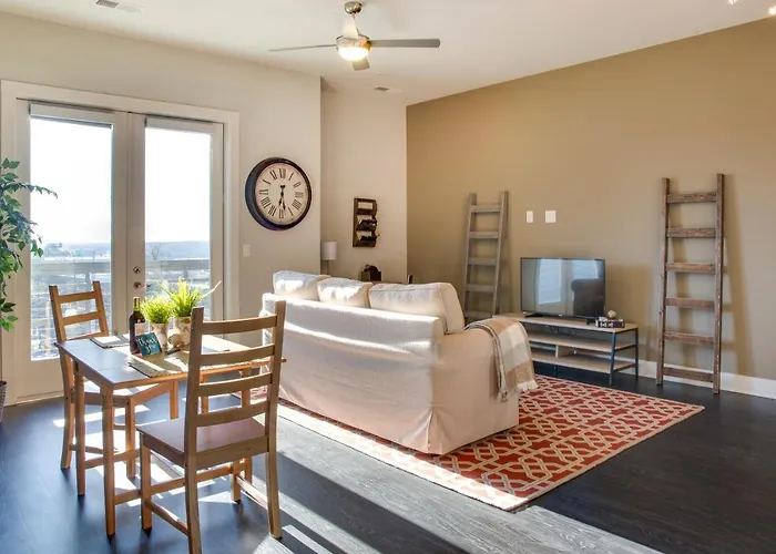 Uptown 1 Bedroom Apt With Balcony By Frontdesk