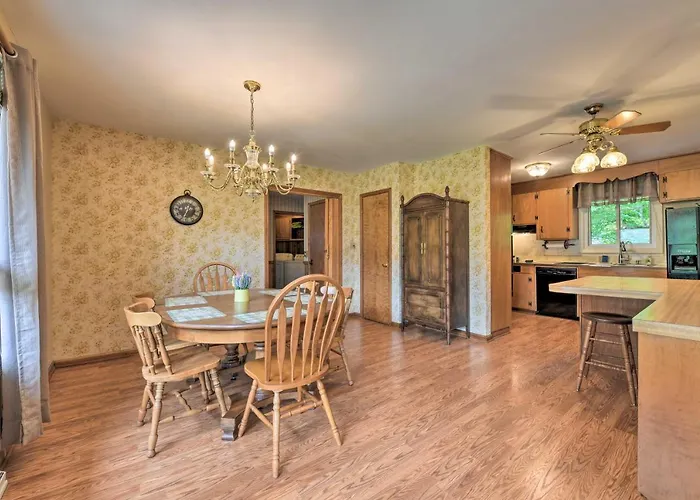 Cozy Charlotte Retreat With Yard About 5 Mi To Dtwn