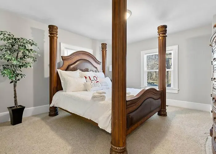 Cozy 4B Retreat Near Uptown King Beds Sleeps 12