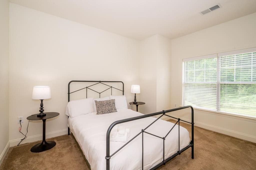 Open And Brilliant 2br With Balcony And Gym Apartment Charlotte