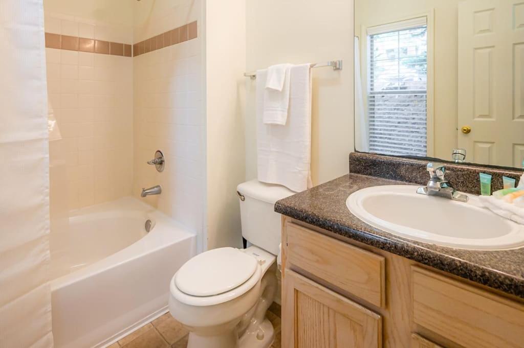 Open And Brilliant 2br With Balcony And Gym *