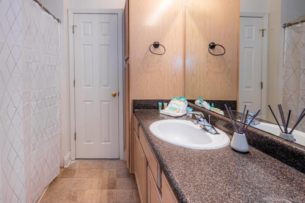 Open And Brilliant 2br With Balcony And Gym *