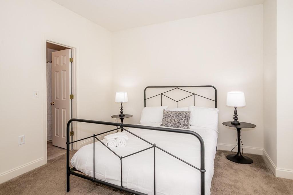 Open And Brilliant 2br With Balcony And Gym Apartment