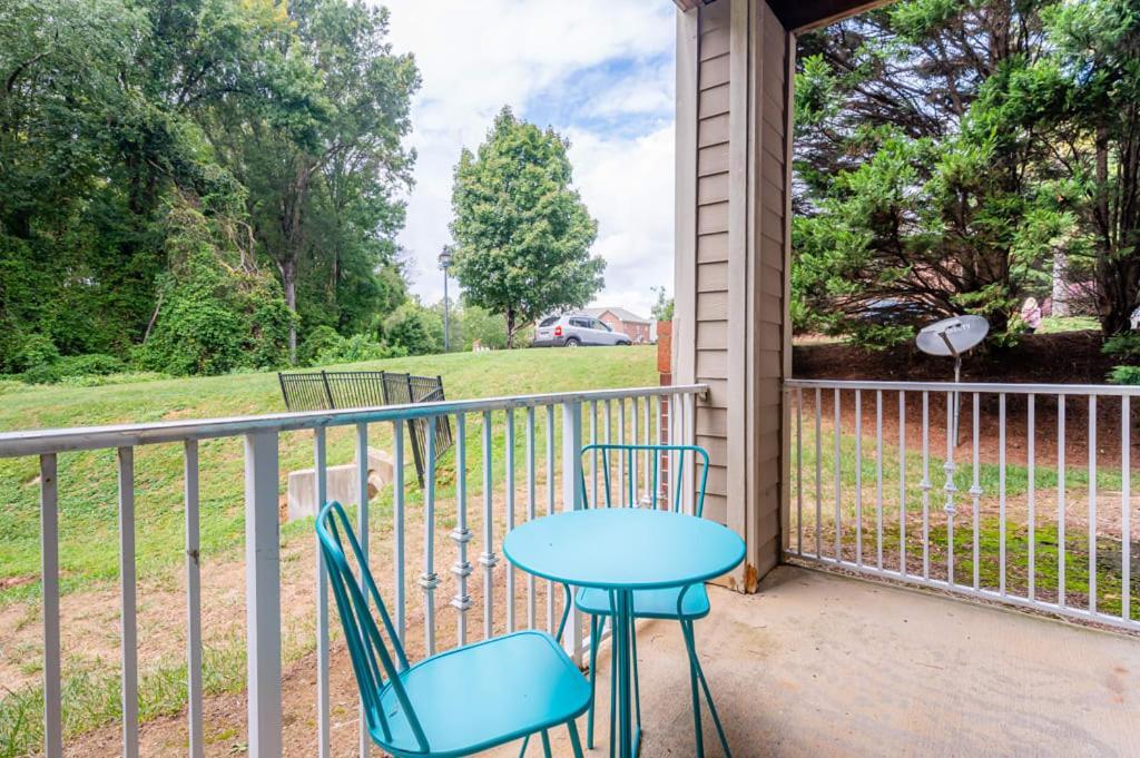 Open And Brilliant 2br With Balcony And Gym Apartment Charlotte