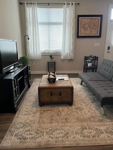 Uptown Gem Spacious With Parking-wifi-10 Min Walk To Spectrum Center *