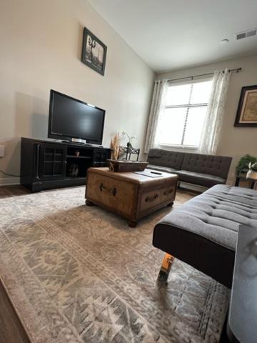 Uptown Gem Spacious With Parking-wifi-10 Min Walk To Spectrum Center