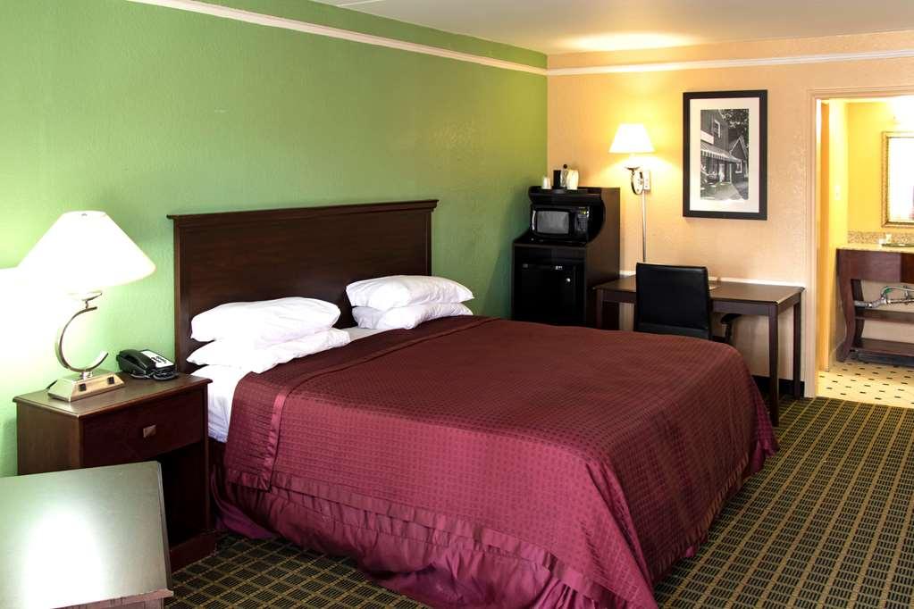 America's Value 2* Charlotte