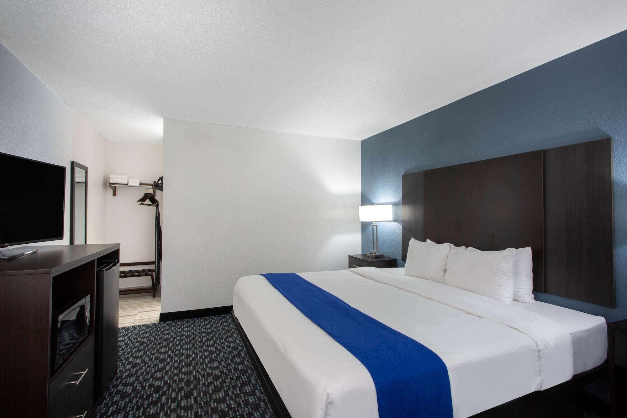 Baymont By Wyndham 3* Charlotte