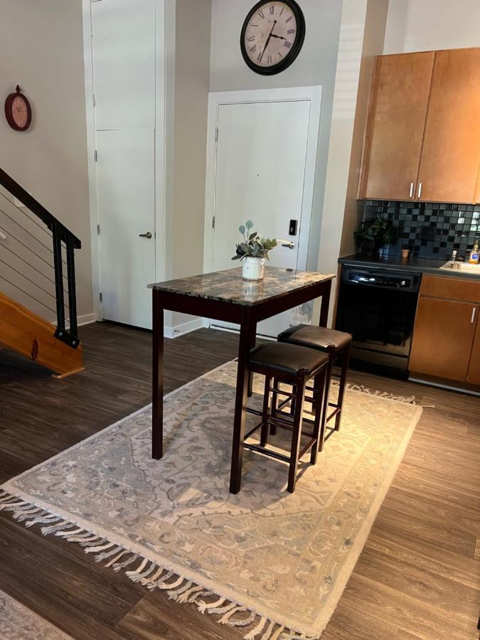 Apartment Uptown Gem Spacious With Parking-wifi-10 Min Walk To Spectrum Center *