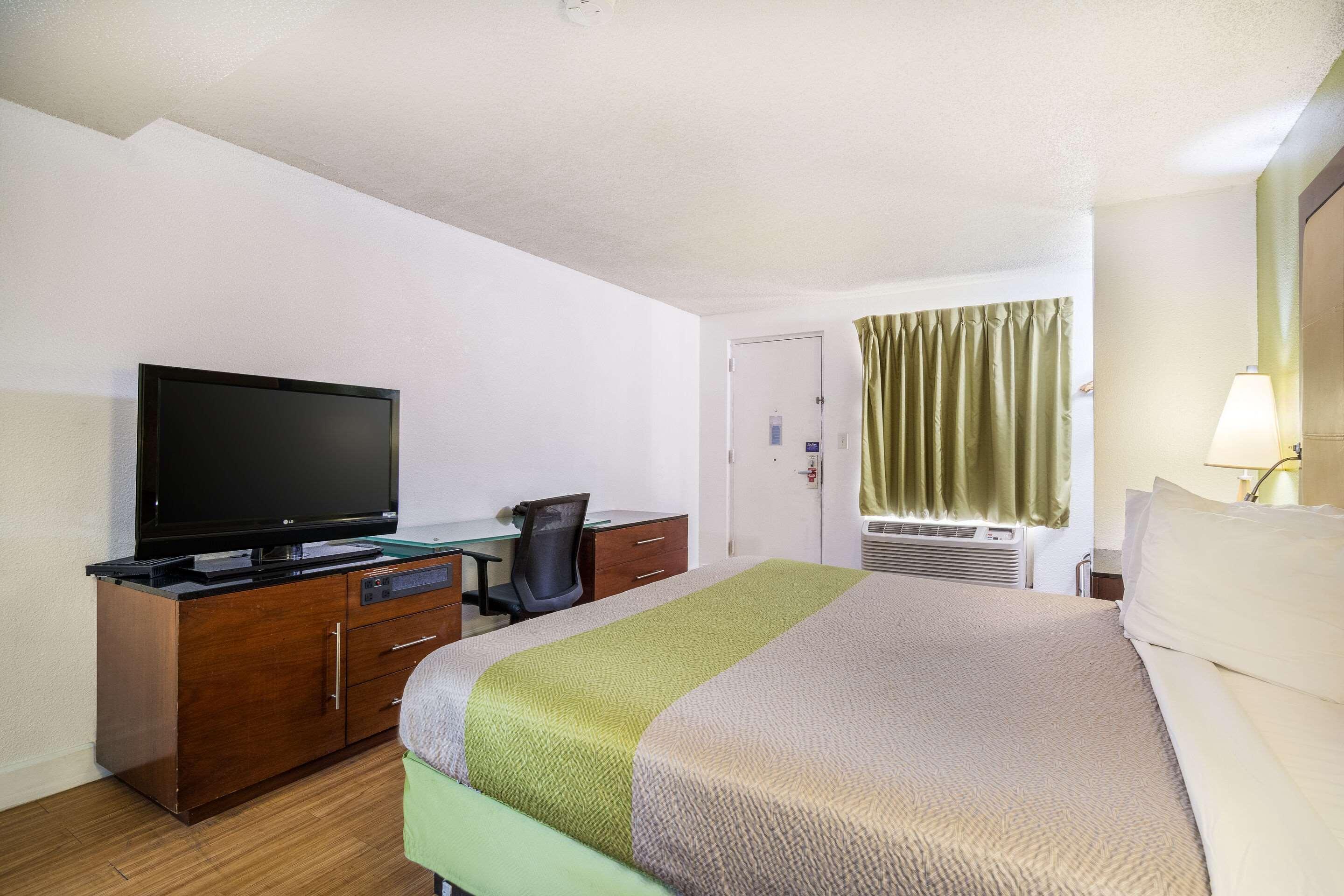 Econo Airport Near Billy Graham Parkway Hotel 2*