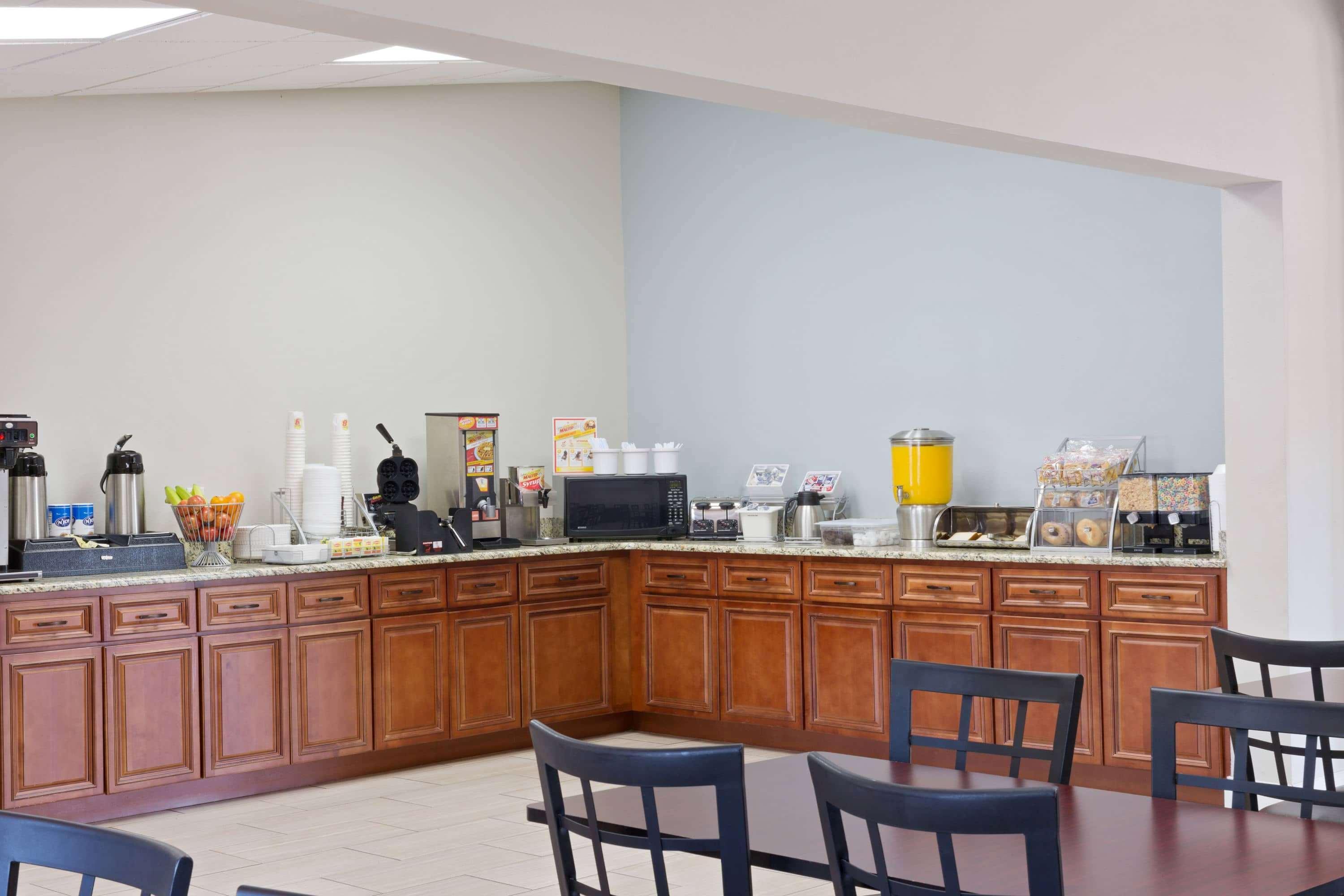 Rodeway Airport Area Inn 2*