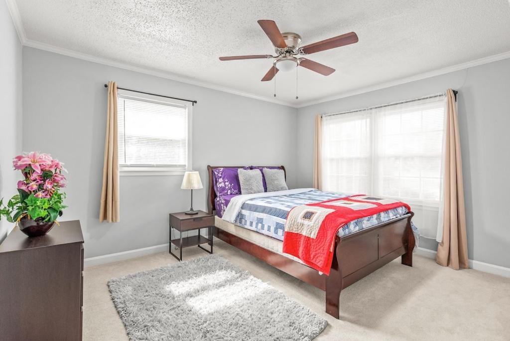 Holiday home Charming, Cozy Close To Uptown, Airport & Whitewater Center