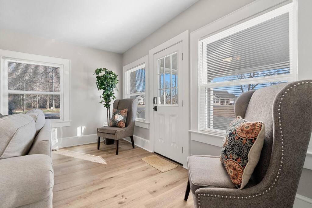 Cozy 4b Retreat Near Uptown King Beds Sleeps 12 Holiday home