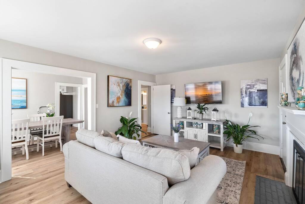 Holiday home Cozy 4b Retreat Near Uptown King Beds Sleeps 12
