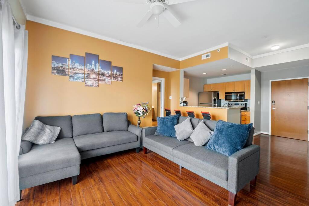 Cozy @ Nc! W/pool- Walk To Uptown Apartment
