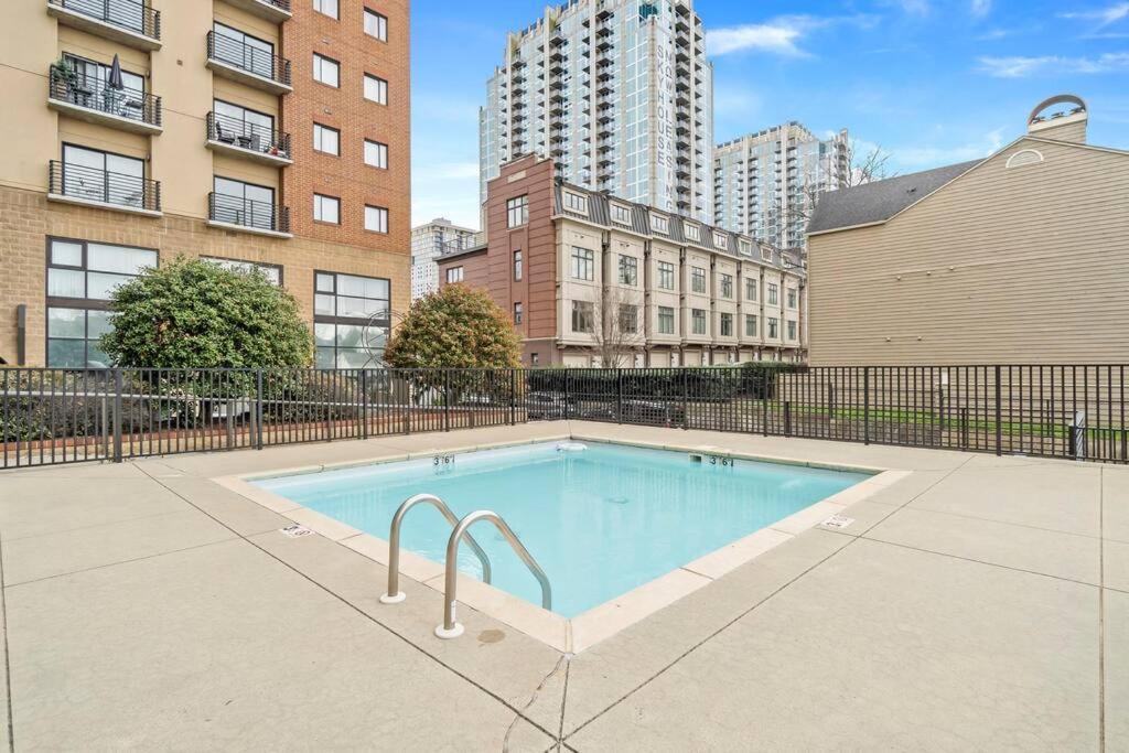 Cozy @ Nc! W/pool- Walk To Uptown Apartment