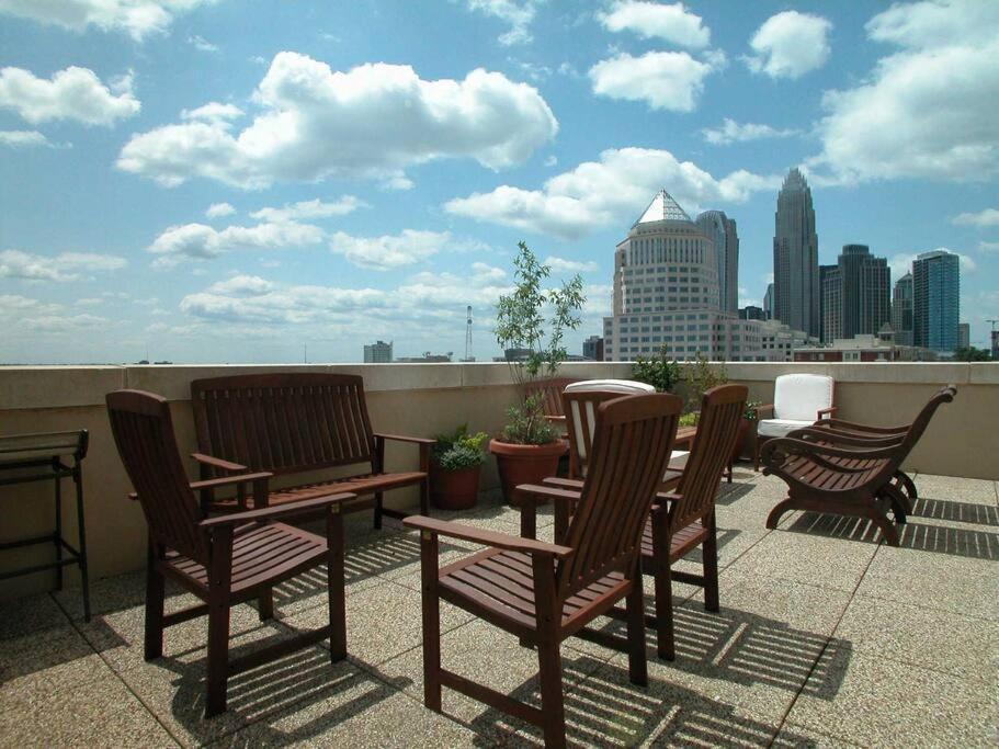 Cozy @ Nc! W/pool- Walk To Uptown Apartment