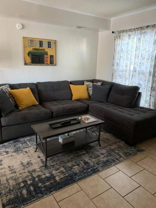 4, Sleep 6, Walk To Attractions In Uptown Apartment *