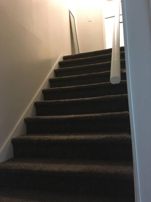 4, Sleep 6, Walk To Attractions In Uptown Apartment *