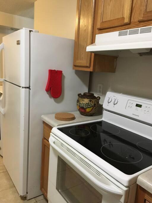 4, Sleep 6, Walk To Attractions In Uptown Apartment