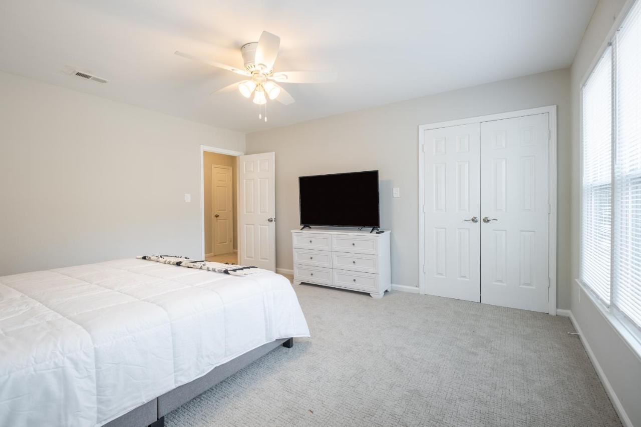 Modern Stunning Southpark/cotswold Home! Holiday home Charlotte