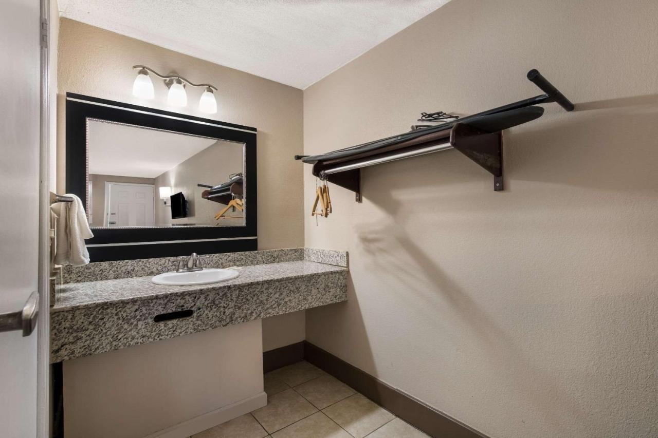 Rodeway Airport Area Inn