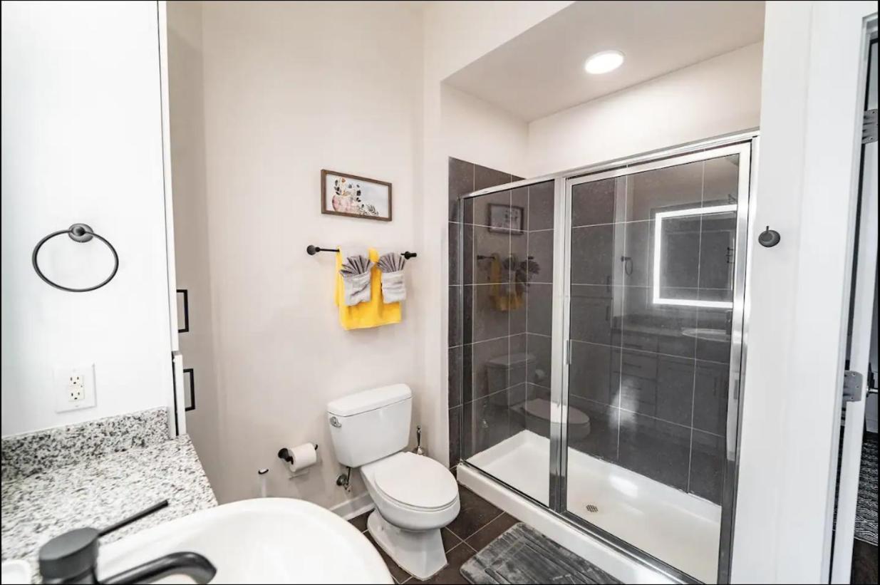 Apartment Luxury Uptown Wi-fi Gym Pool Shops Food! Apt 228 *