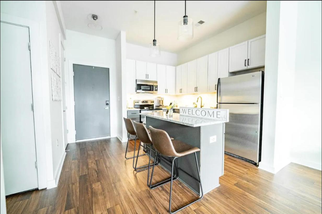 Luxury Uptown Wi-fi Gym Pool Shops Food! Apt 228 *