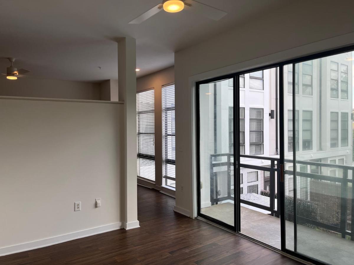 Apartment Luxury Uptown Wi-fi Gym Pool Shops Food! Apt 228