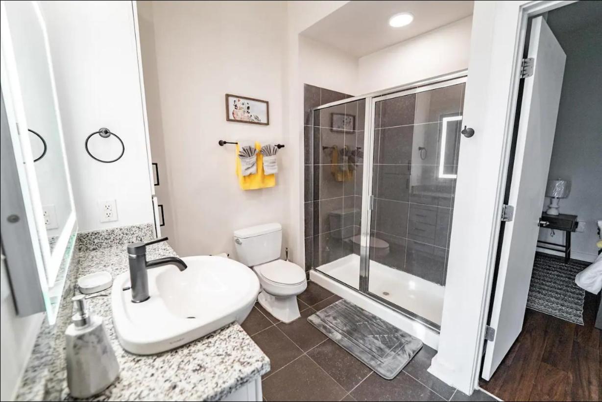 Luxury Uptown Wi-fi Gym Pool Shops Food! Apt 228 Apartment *