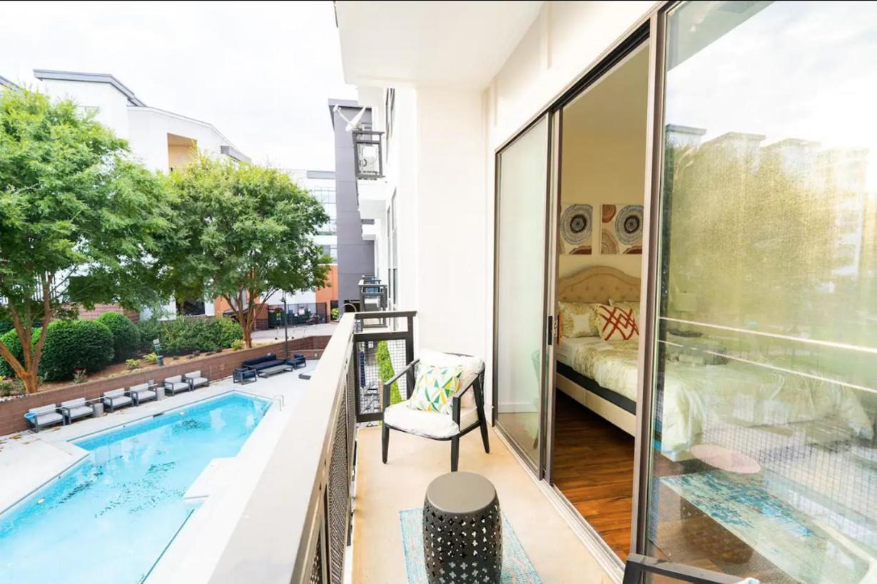 Apartment Luxury Uptown Wi-fi Gym Pool Shops Food! Apt 228