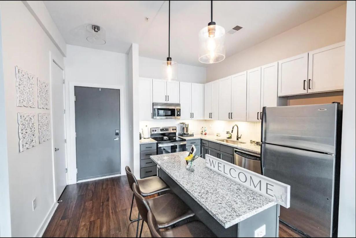 Apartment Luxury Uptown Wi-fi Gym Pool Shops Food! Apt 228 *