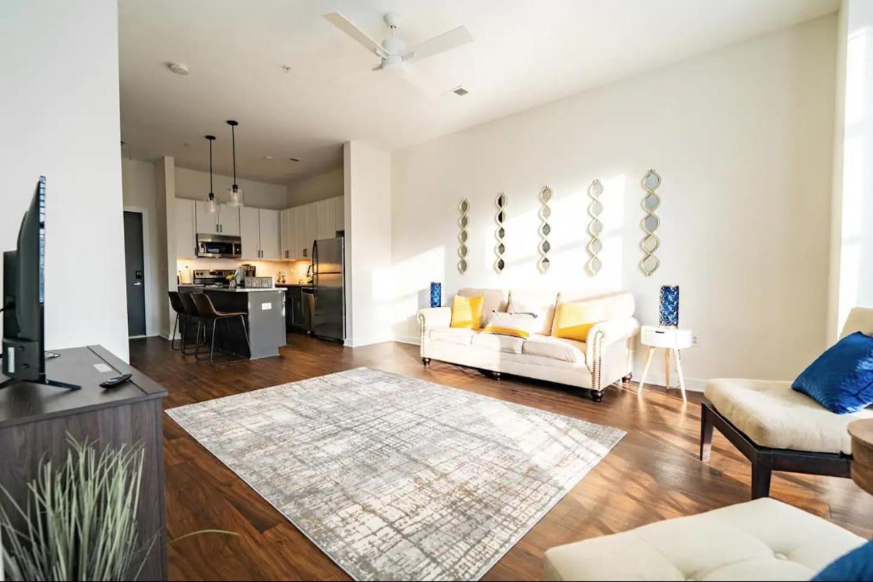 Apartment Luxury Uptown Wi-fi Gym Pool Shops Food! Apt 228