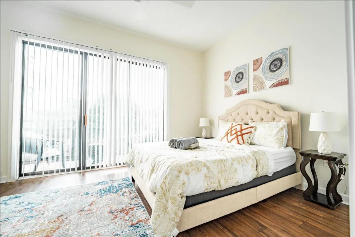 Apartment Luxury Uptown Wi-fi Gym Pool Shops Food! Apt 228