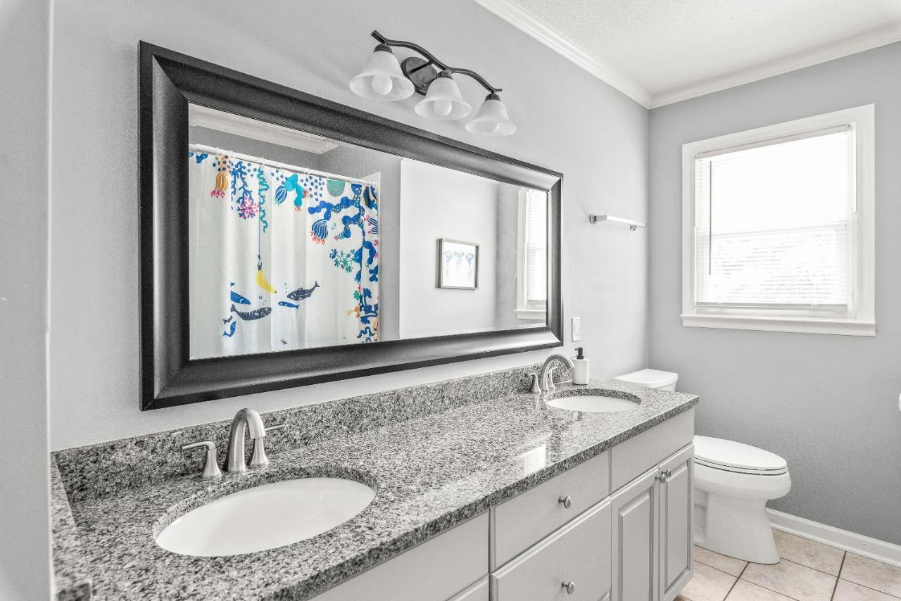Charming, Cozy Close To Uptown, Airport & Whitewater Center Holiday home