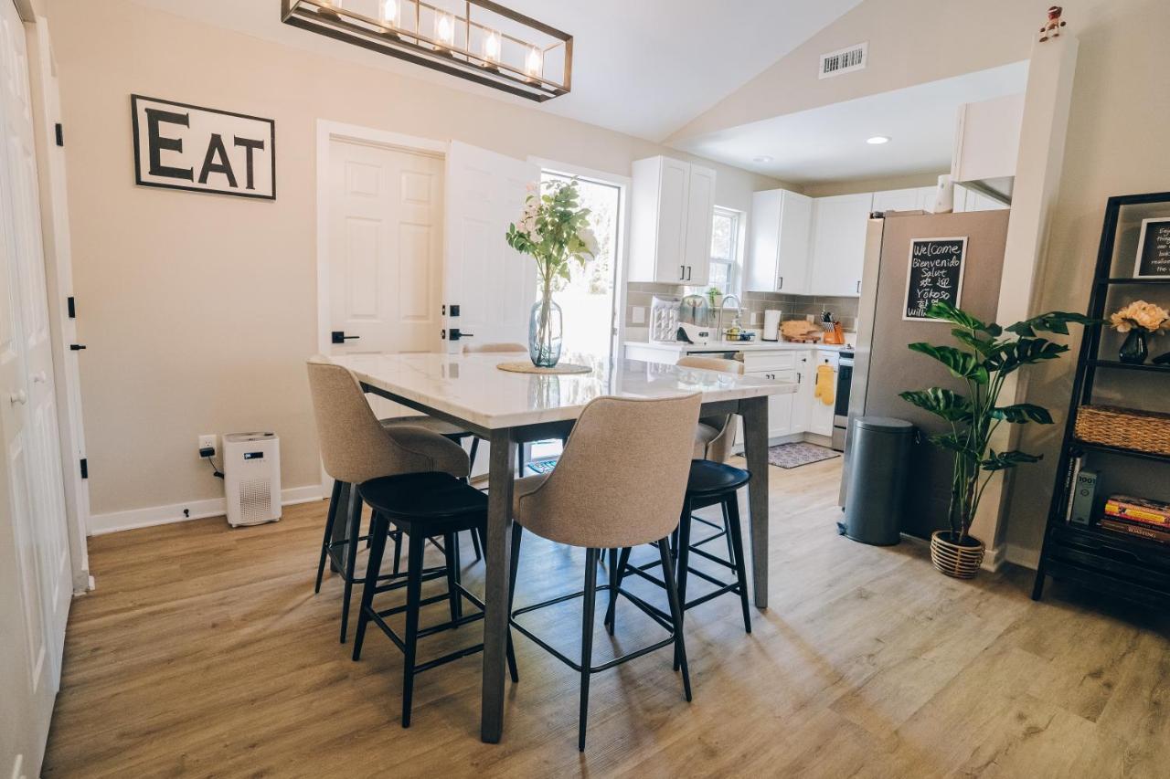 Retreat - 4 Bedroom Oasis With King & Private Yard Near Downtown Holiday home